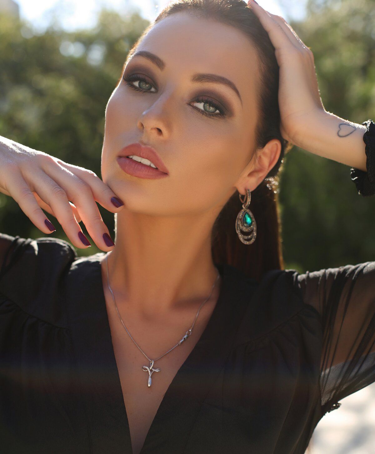 Thoughtful woman with natural makeup and pearls.